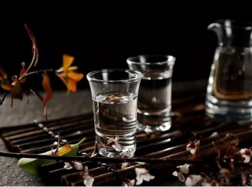 酱香酒的收藏价��D���? />
</p>
<p>
	5. 酱香型白酒的酉K��工艺特�D�，生��周期长，酒体中含有丰富的微生物和香味物质�Q�越陈越香，收藏价值高�?
</p>
<p>
	6. 酱香酒是天然发酵产品�Q�未��d����M��香气、香味物质，排除�?ji��n)添加�Q何香气、香味的可能�?
</p>
<p>
	7. 酱香型酒的酸度高�Q�是其他酒的3�?倍，而且以乙酸和乳酸��Z��。根据中国医理论�Q�酸主脾胃、保 肝、能�?�?血 ���。西方医也认为，食酸有利于健店��?
</p>
<p>
	8. 酱香酒越陈越香，收藏价值高。由于复杂的酉K��工艺和长期贮存的缔合作用，水和酒精分子�l�合�E�_���Q�时间越长，陈味��������具有收藏�h(hu��n)倹{�?
</p>
<p>
	<br />
</p>
<p>
	��M���Q�酱香酒��h��较高的收藏�h(hu��n)��|��但也需要消费者在购买时�}慎选择�Q�避免购买到假冒伪劣的��品�?
</p></div>

<div   id=